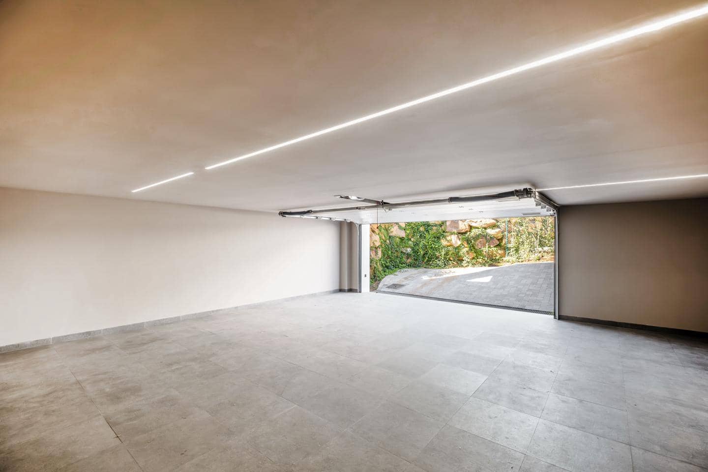 6 bedroom Villa for sale in El Paraiso with pool garage - € 2,995,000 (Ref: 9697805)