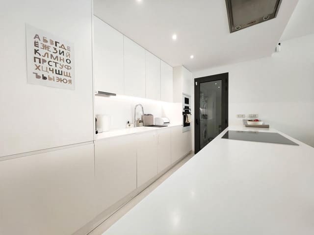 Piso de 3 habitaciones en Nueva Atalaya, Estepona en venta con piscina garaje - 799.000 € (Ref: 9706104)