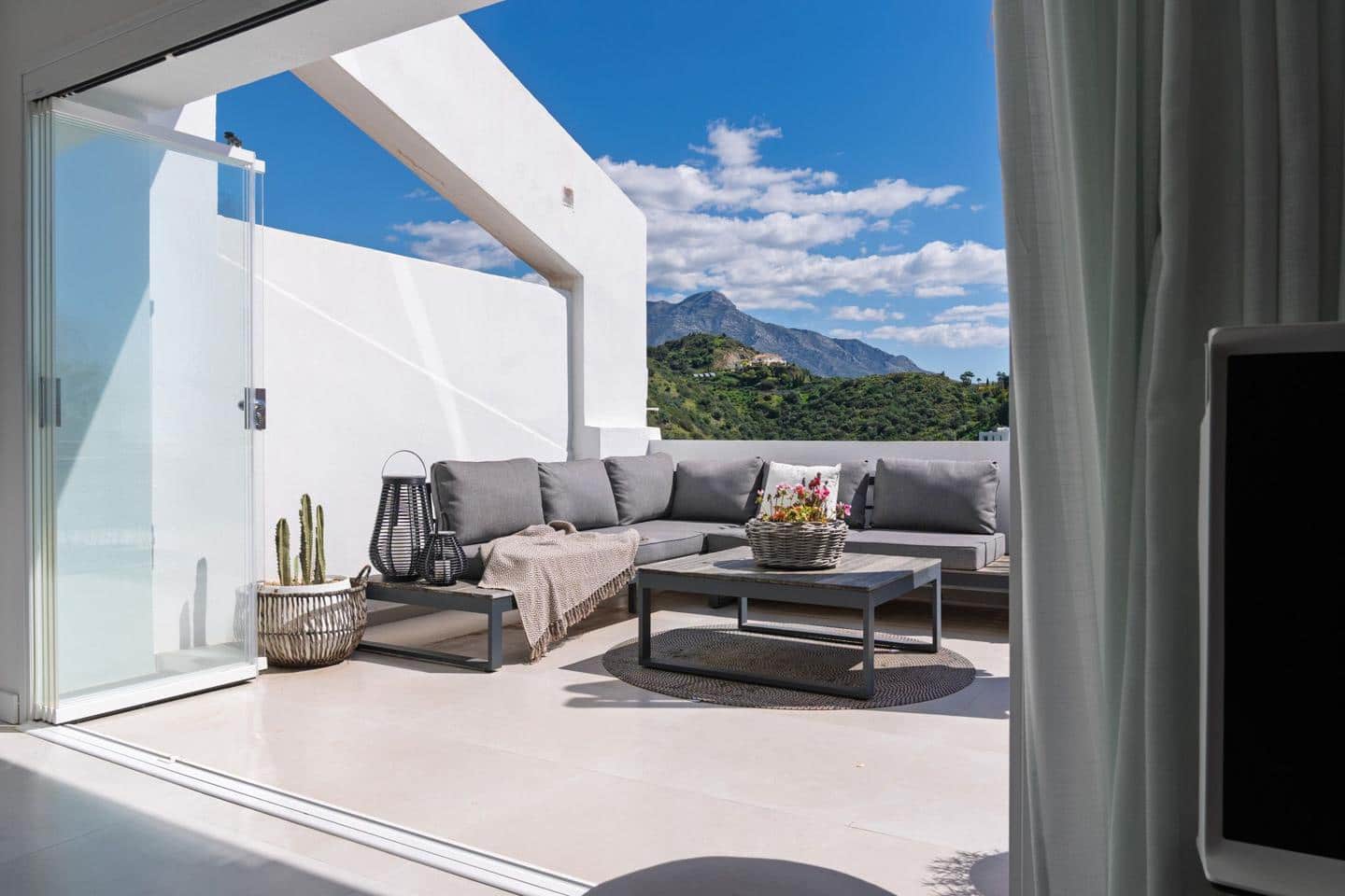 3 bedroom Flat for sale in Benahavis with pool garage - € 1,195,000 (Ref: 9706151)