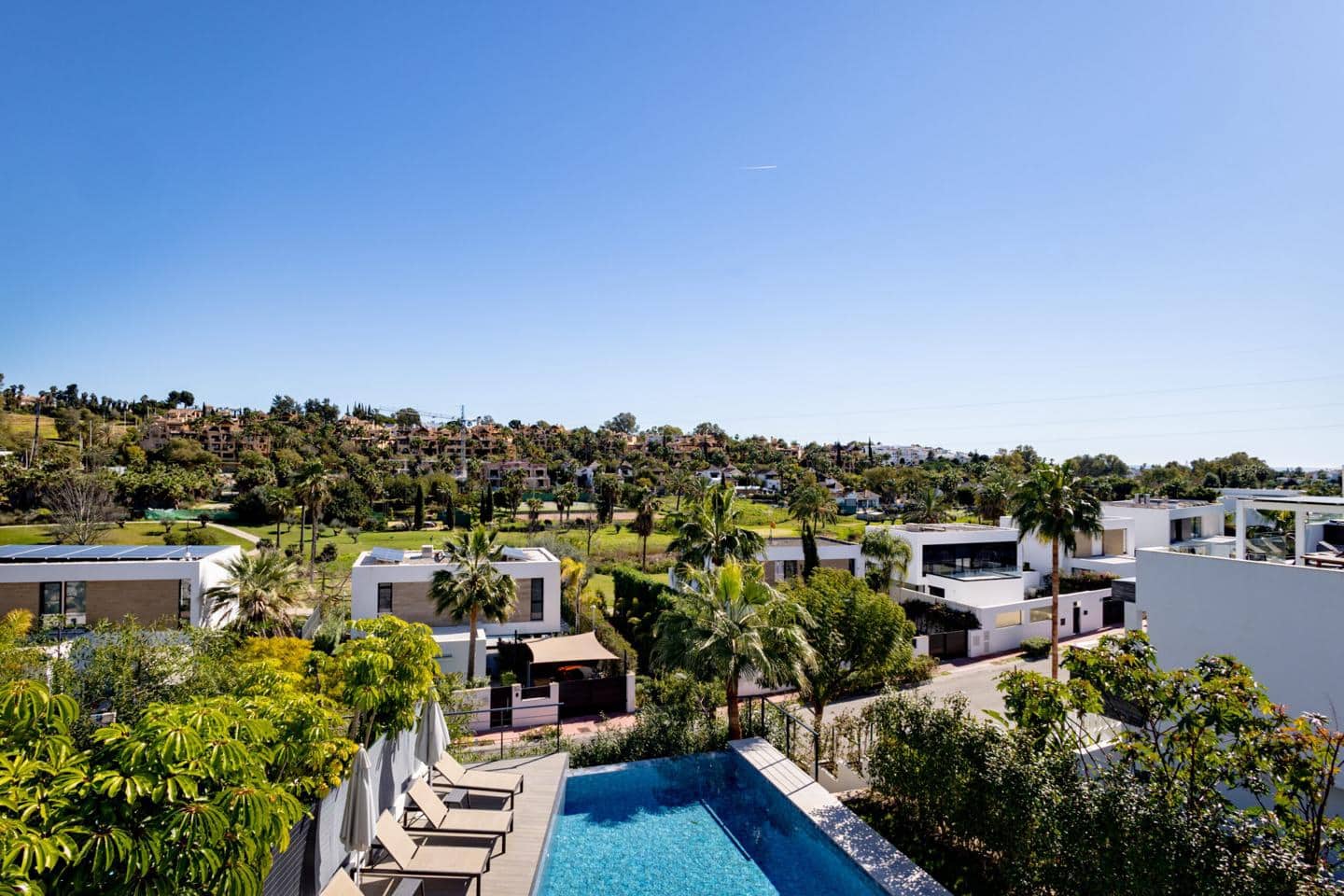 4 sypialnia Willa na sprzedaż w El Paraiso z basenem garażem - 1 995 000 € (Ref: 9724895)