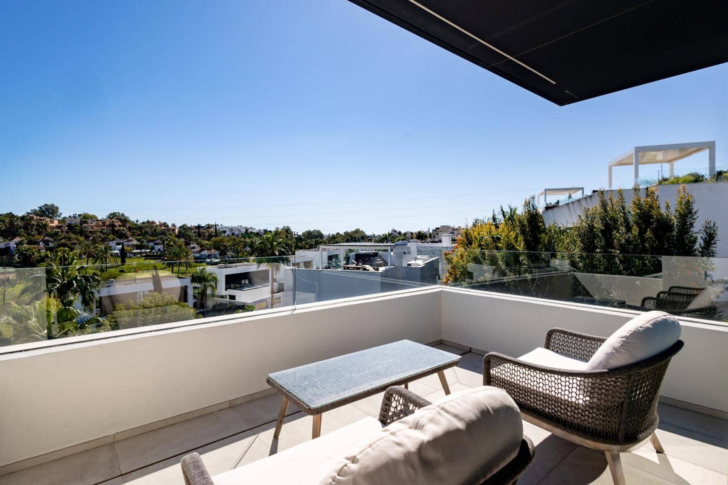 4 sypialnia Willa na sprzedaż w El Paraiso z basenem garażem - 1 995 000 € (Ref: 9724895)