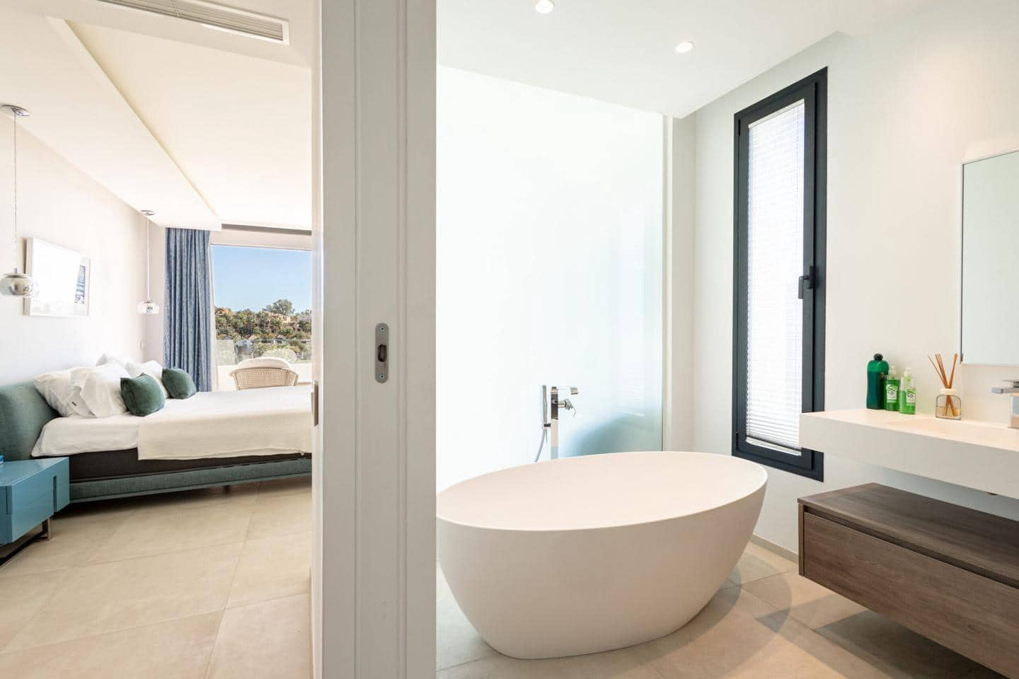 4 sypialnia Willa na sprzedaż w El Paraiso z basenem garażem - 1 995 000 € (Ref: 9724895)