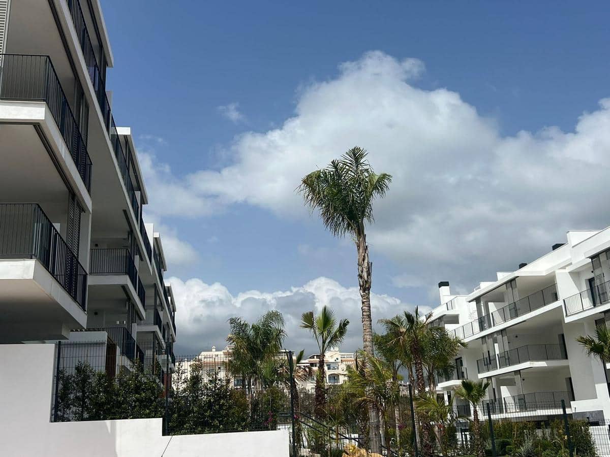 2 bedroom Flat for sale in Estepona with pool garage - € 635,000 (Ref: 9753725)