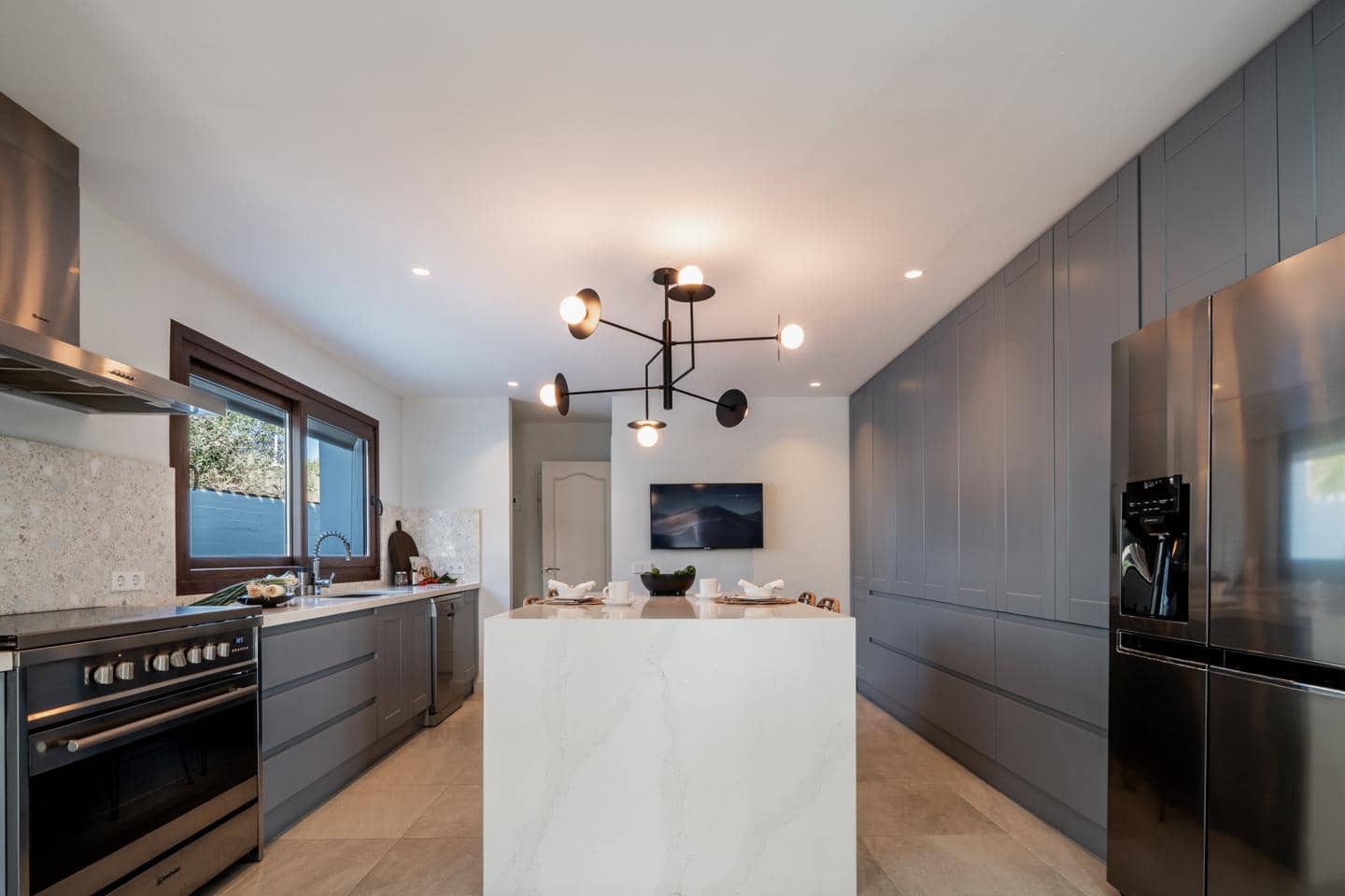 5 slaapkamer Villa te koop in New Golden Mile met zwembad garage - € 2.195.000 (Ref: 9778945)