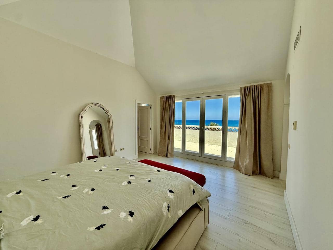 3 bedroom Flat for sale in Bahia de Casares with pool garage - € 995,000 (Ref: 9866379)