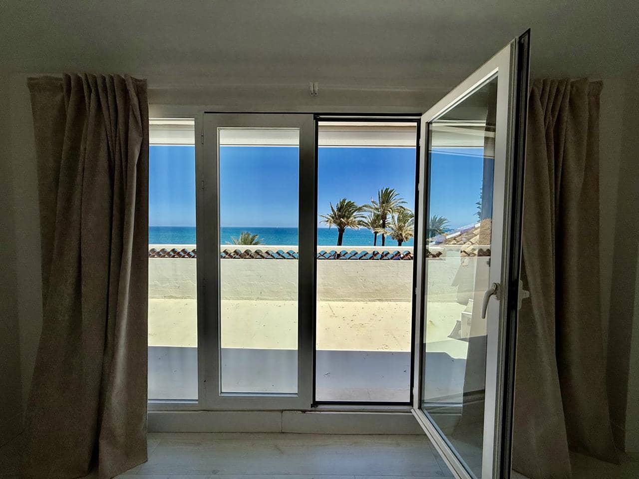 3 bedroom Flat for sale in Bahia de Casares with pool garage - € 995,000 (Ref: 9866379)