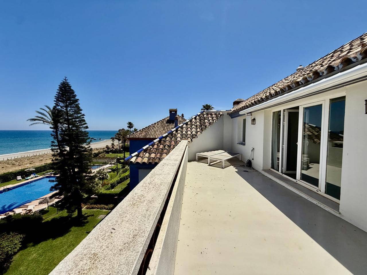 3 bedroom Flat for sale in Bahia de Casares with pool garage - € 995,000 (Ref: 9866379)