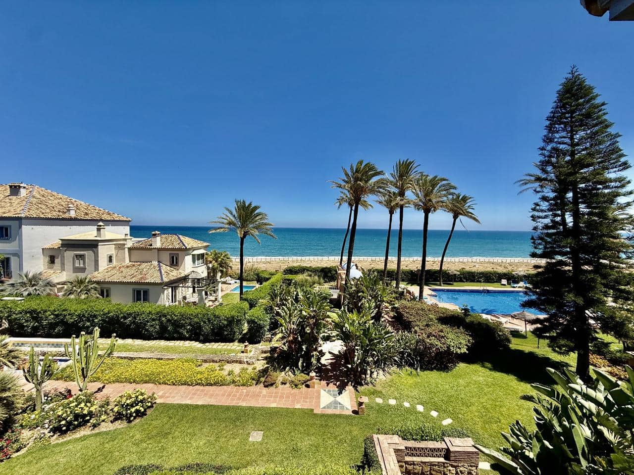 3 bedroom Flat for sale in Bahia de Casares with pool garage - € 995,000 (Ref: 9866379)