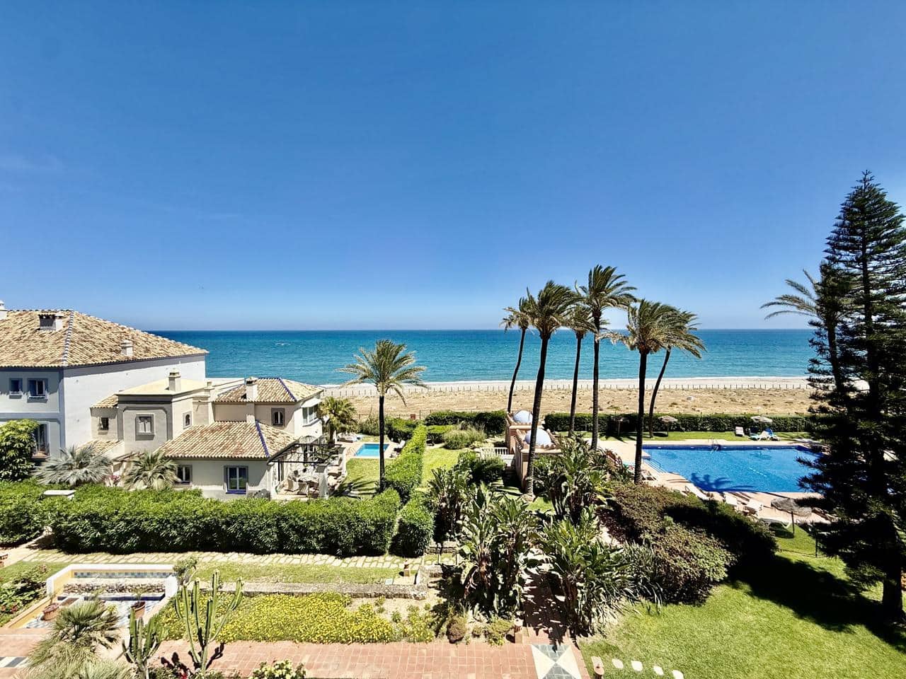3 bedroom Flat for sale in Bahia de Casares with pool garage - € 995,000 (Ref: 9866379)