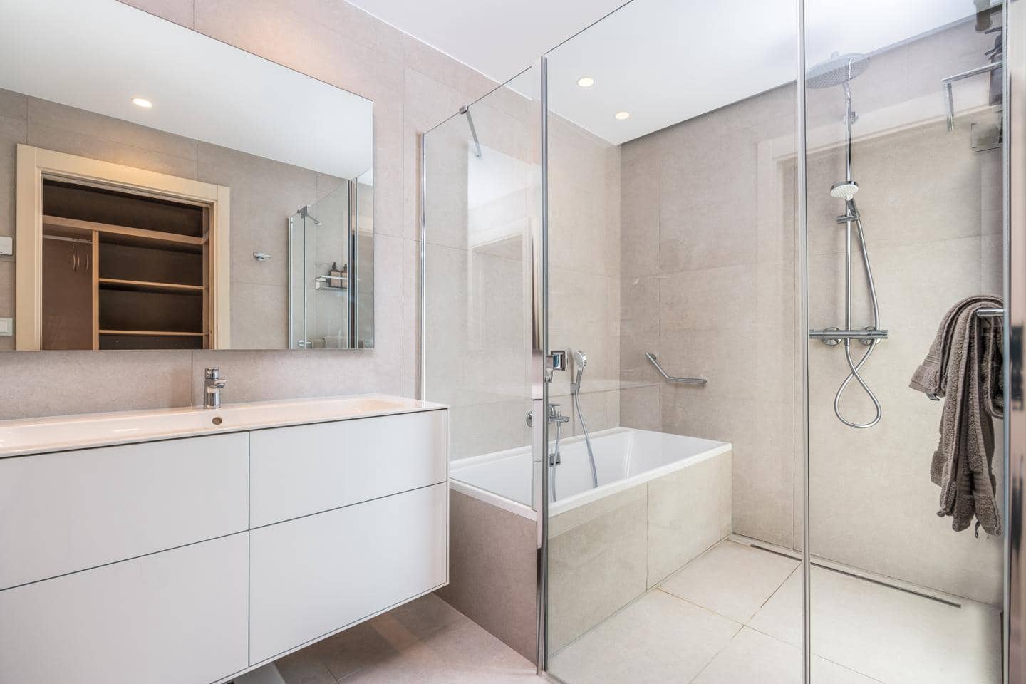 3 bedroom Flat for sale in Estepona with pool garage - € 1,895,000 (Ref: 9867624)