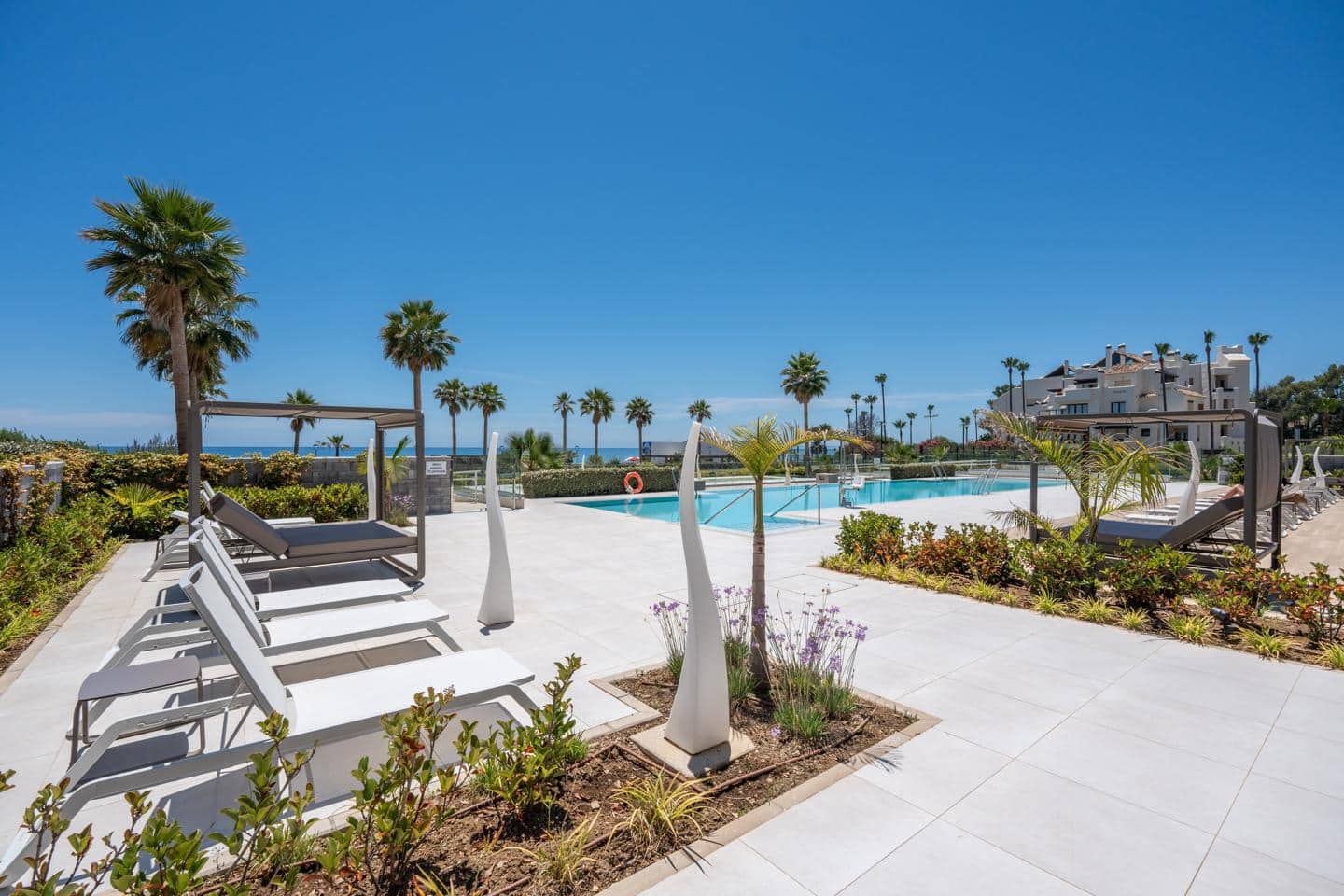 3 bedroom Flat for sale in Estepona with pool garage - € 1,895,000 (Ref: 9867624)