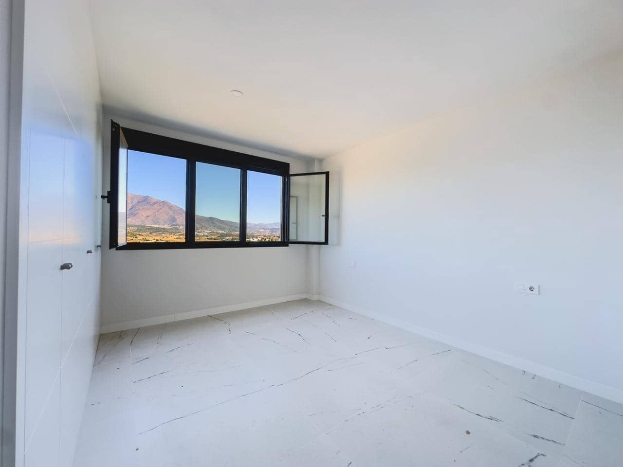 2 sypialnia Mieszkanie na sprzedaż w Casares z basenem garażem - 649 000 € (Ref: 9880462)