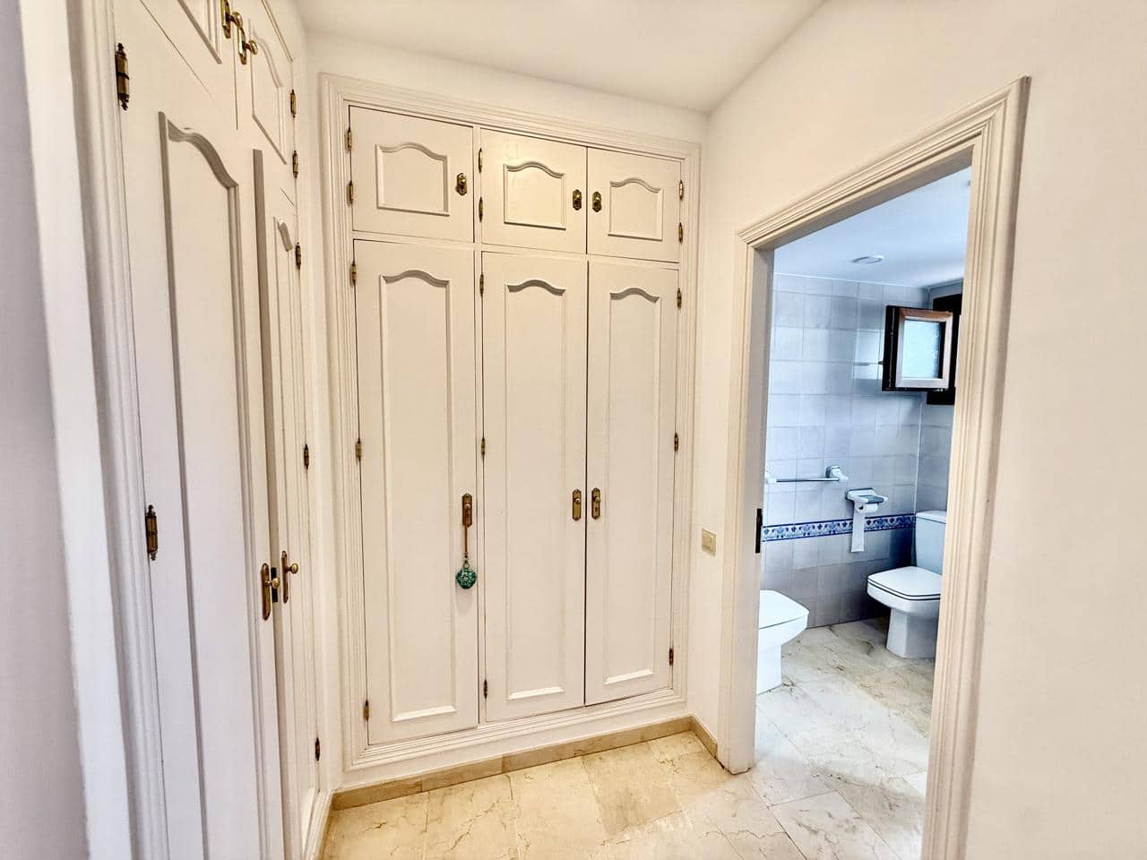 2 sypialnia Willa na sprzedaż w La Alcaidesa z basenem garażem - 549 000 € (Ref: 9918845)