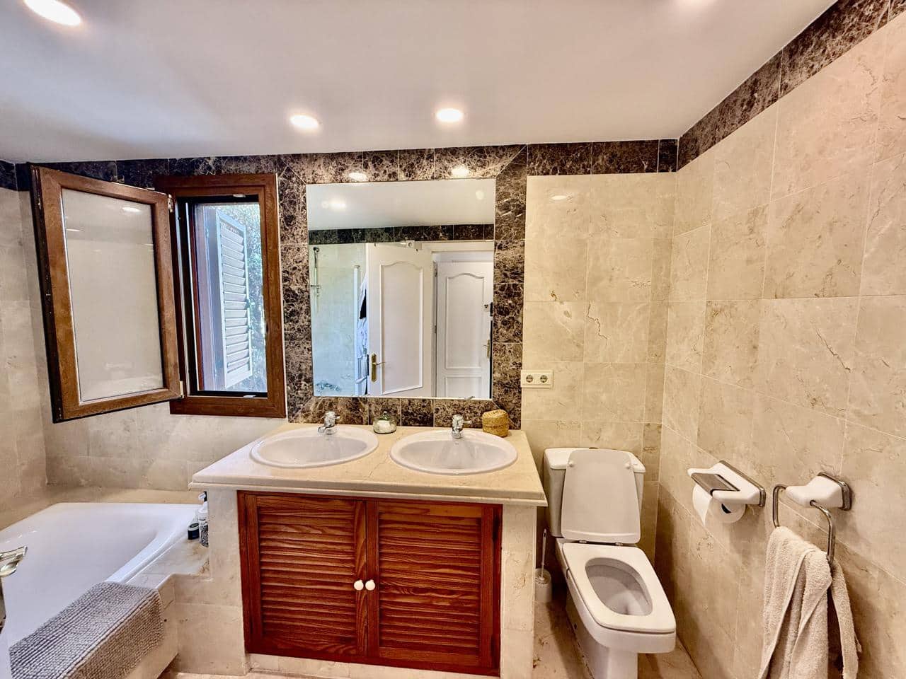 2 sypialnia Willa na sprzedaż w La Alcaidesa z basenem garażem - 549 000 € (Ref: 9918845)