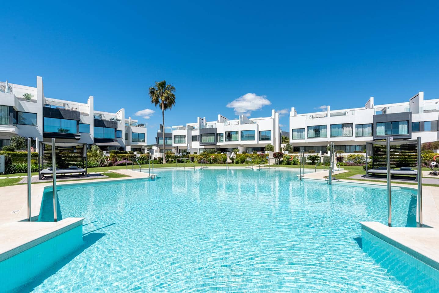 4 quarto Moradia para venda em Estepona com piscina garagem - 2 250 000 € (Ref: 9932549)