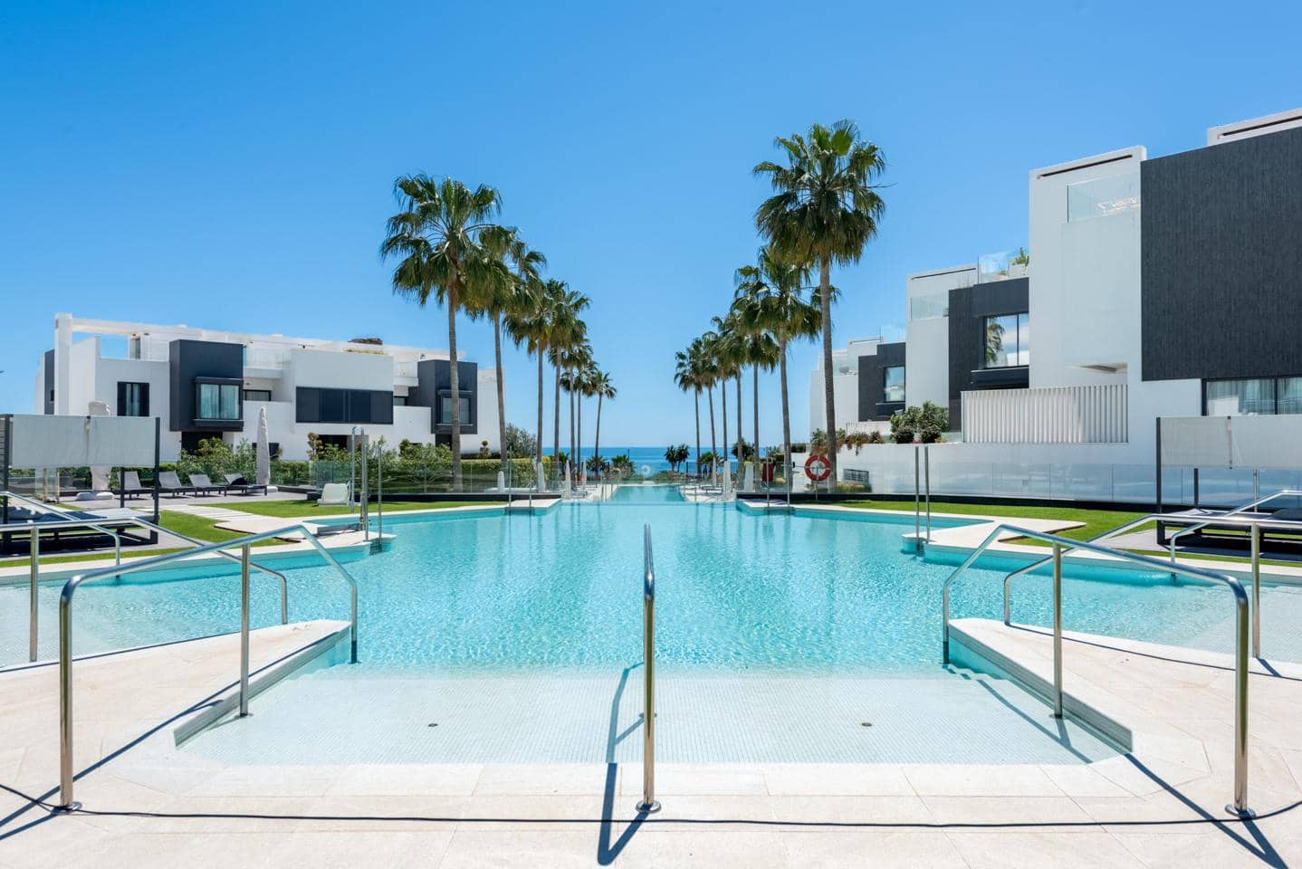 4 quarto Moradia para venda em Estepona com piscina garagem - 2 250 000 € (Ref: 9932549)