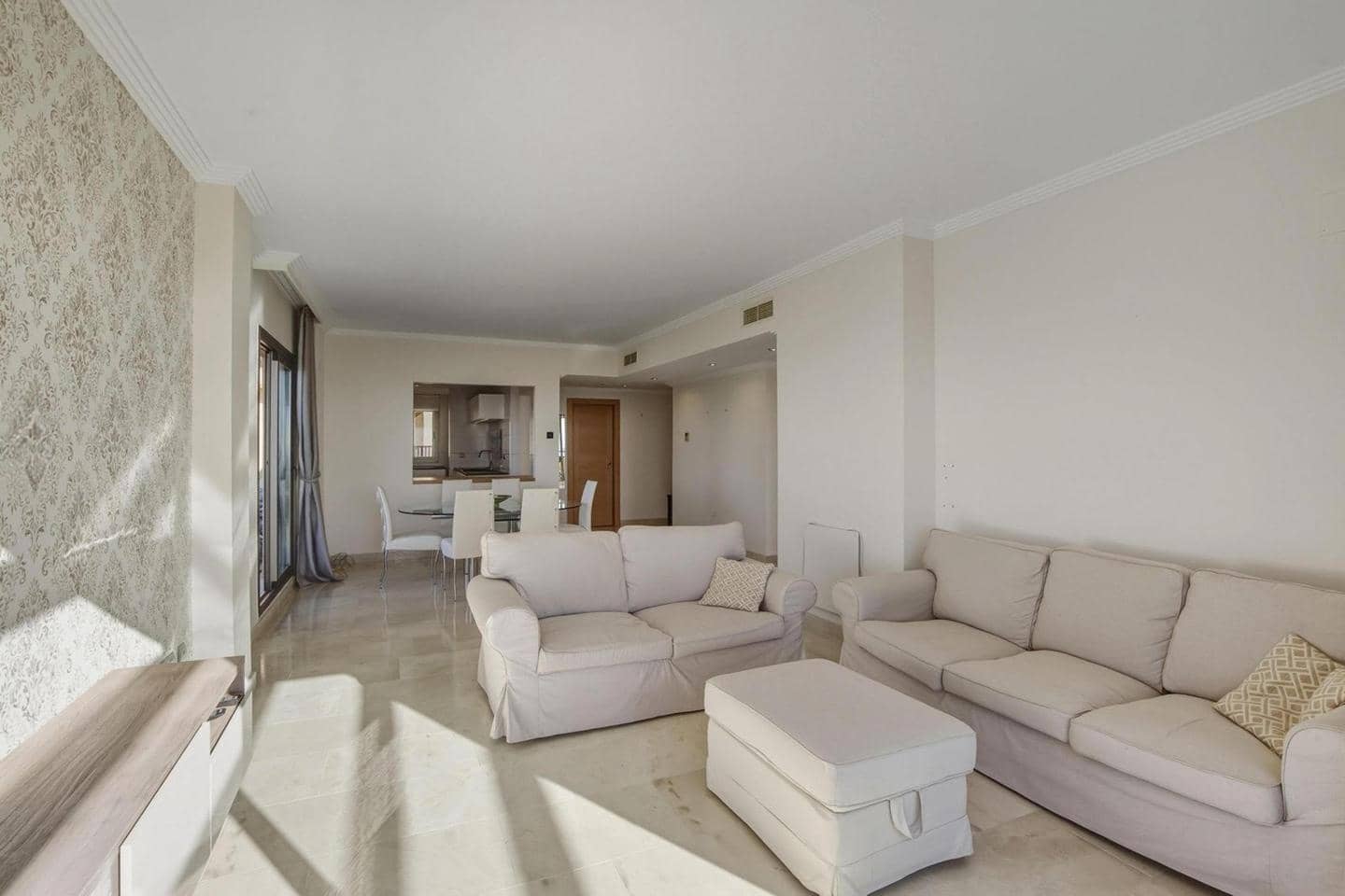 2 bedroom Flat for sale in Benahavis with pool garage - € 630,000 (Ref: 9948866)