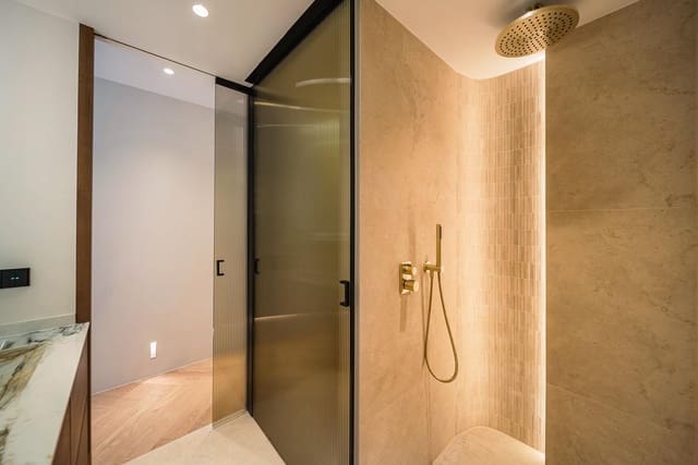 Piso de 3 habitaciones en Lomas De Marbella, Marbella en venta con piscina garaje - 1.195.000 € (Ref: 9981530)