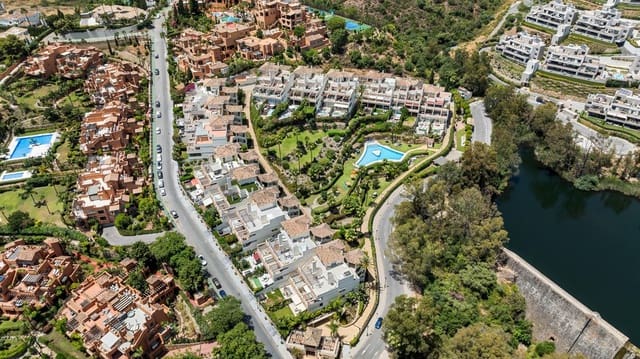 Piso de 3 habitaciones en Los Naranjos, Marbella en venta con piscina - 995.000 € (Ref: 9984174)
