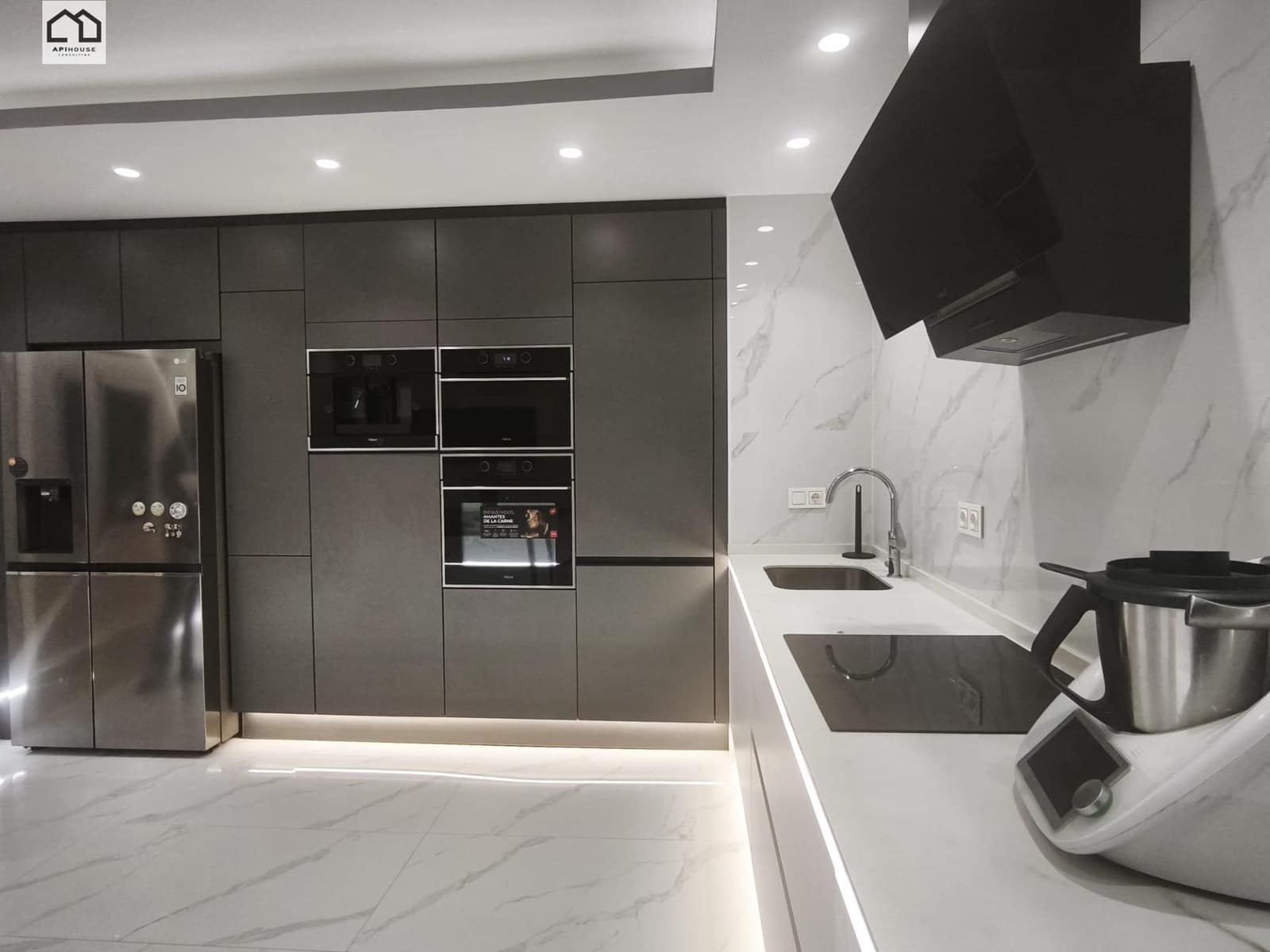 3 bedroom Flat for sale in Torrevieja with garage - € 355,000 (Ref: 9551913)