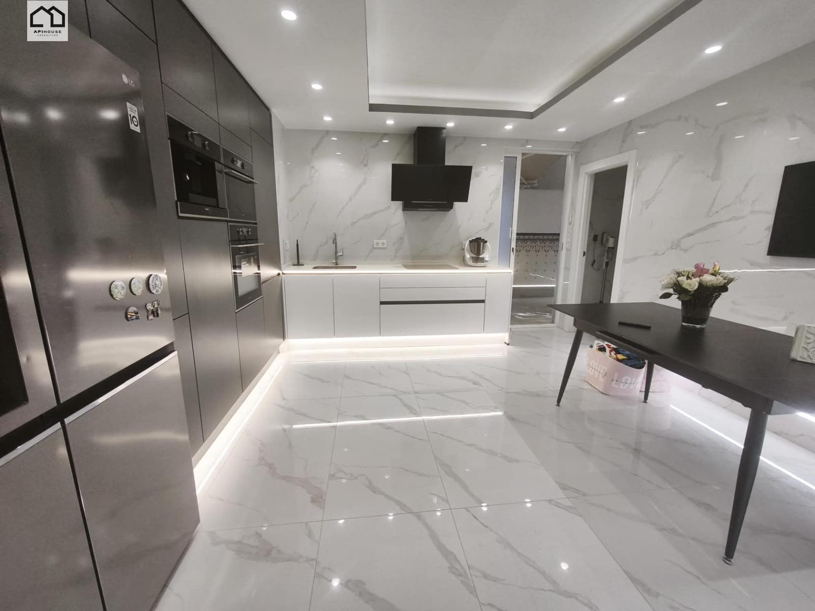 3 bedroom Flat for sale in Torrevieja with garage - € 355,000 (Ref: 9551913)