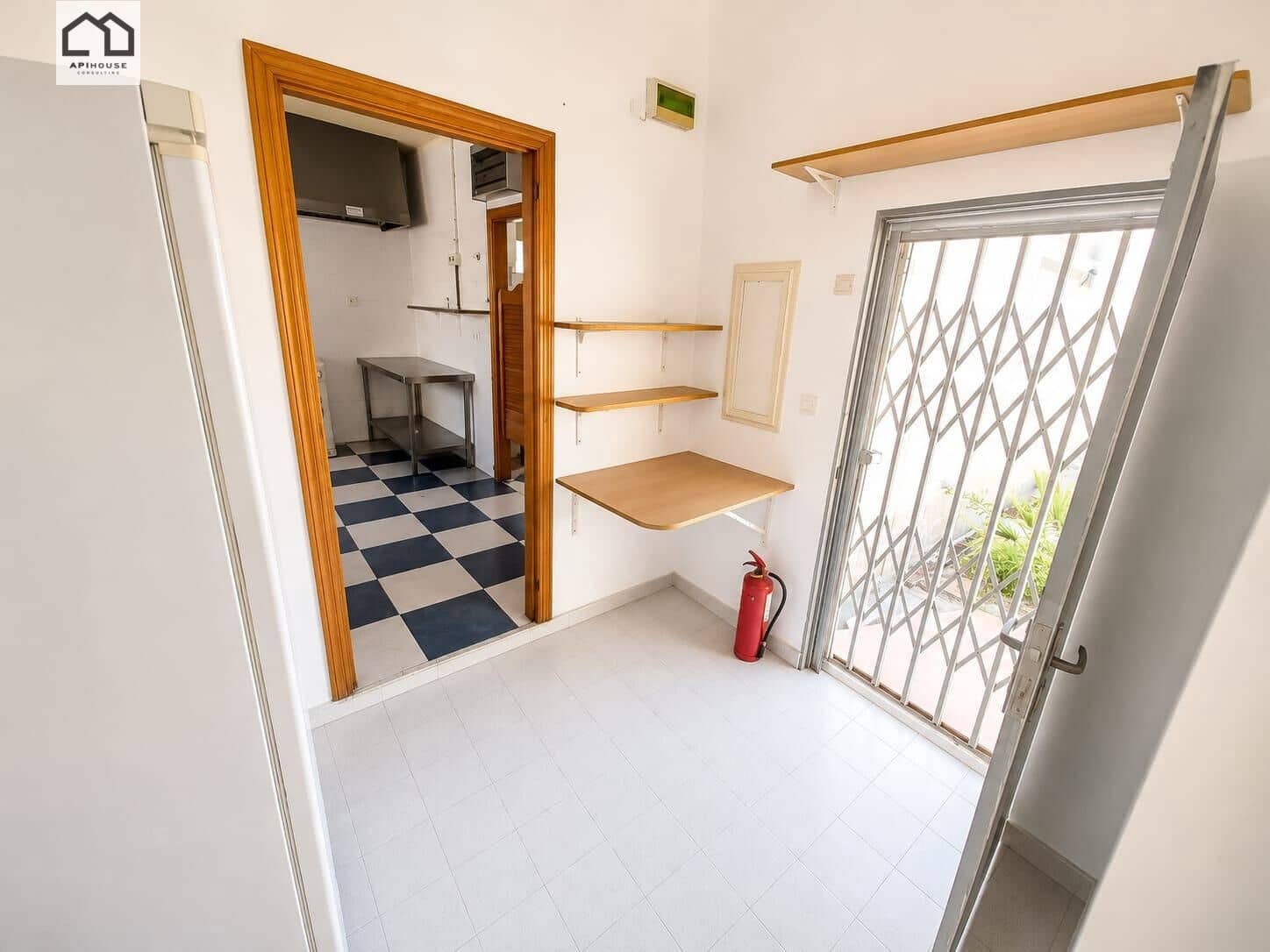 3 soveværelse Virksomhed til salg i Blue Lagoon med swimmingpool garage - € 375.000 (Ref: 9702134)