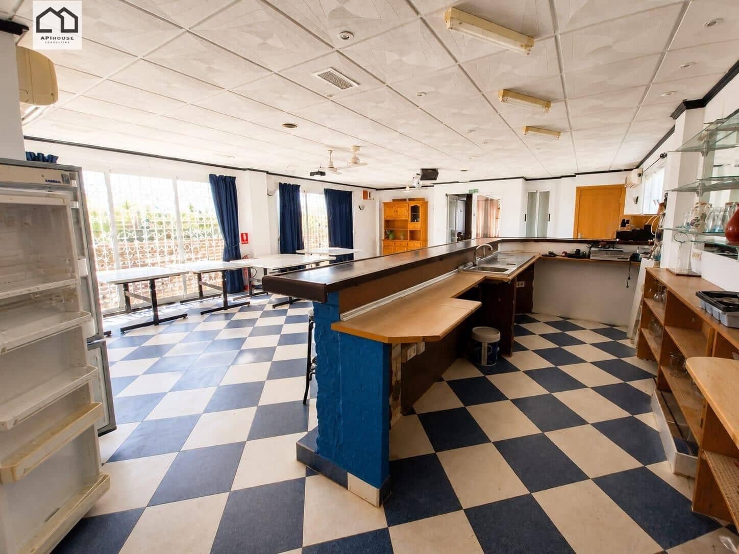3 soveværelse Virksomhed til salg i Blue Lagoon med swimmingpool garage - € 375.000 (Ref: 9702134)
