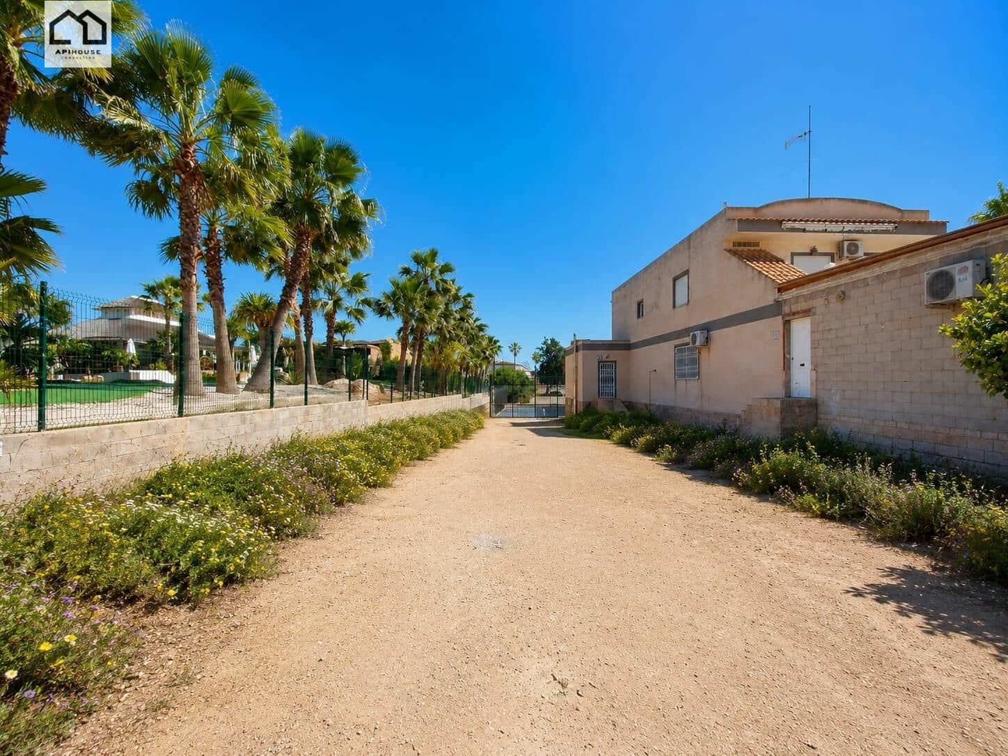 3 soveværelse Virksomhed til salg i Blue Lagoon med swimmingpool garage - € 375.000 (Ref: 9702134)