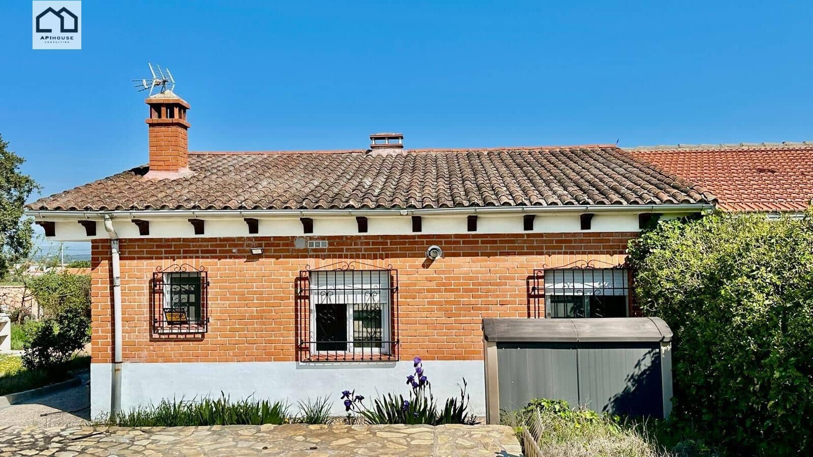 2 bedroom Villa for sale in El Casar de Escalona with pool - € 125,900 (Ref: 9752288)