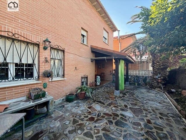 4 bedroom Villa for sale in Numancia de la Sagra with garage - € 279,999 (Ref: 9829378)