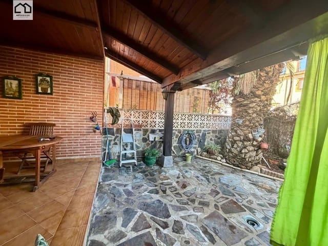 4 bedroom Villa for sale in Numancia de la Sagra with garage - € 279,999 (Ref: 9829378)