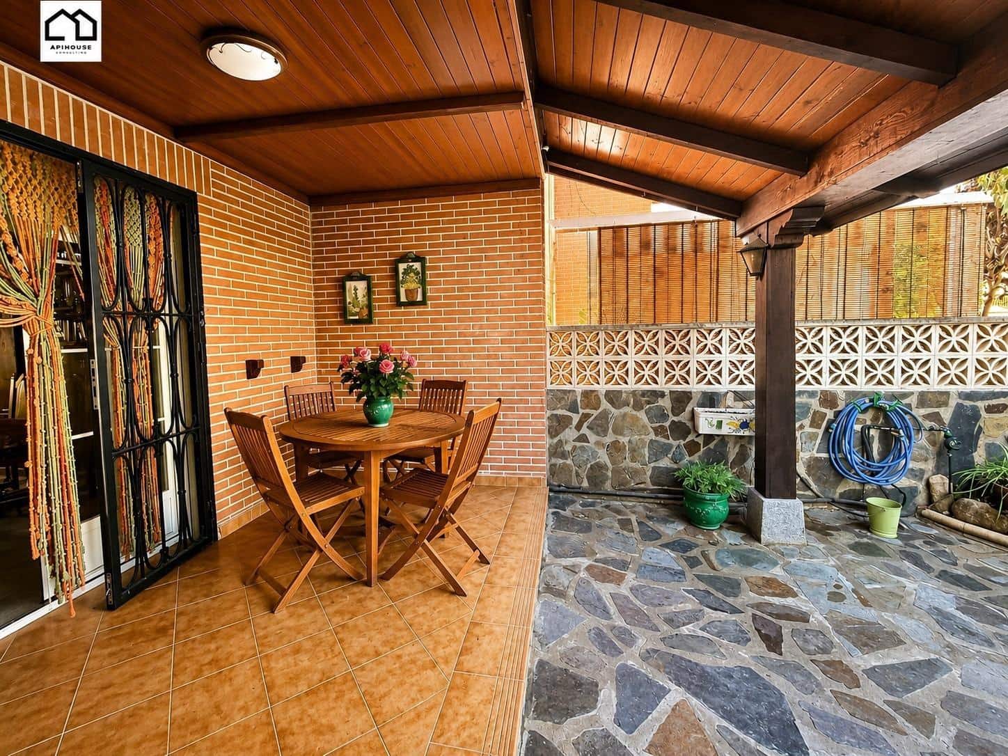 4 bedroom Villa for sale in Numancia de la Sagra with garage - € 274,999 (Ref: 9829378)