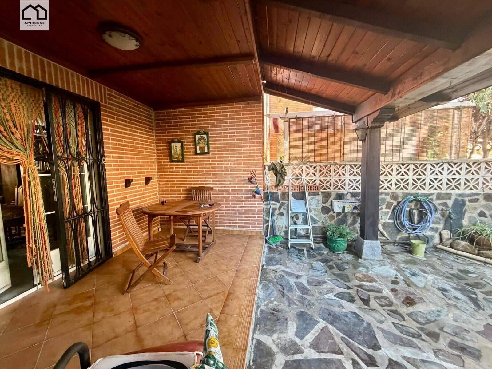 4 bedroom Villa for sale in Numancia de la Sagra with garage - € 274,999 (Ref: 9829378)