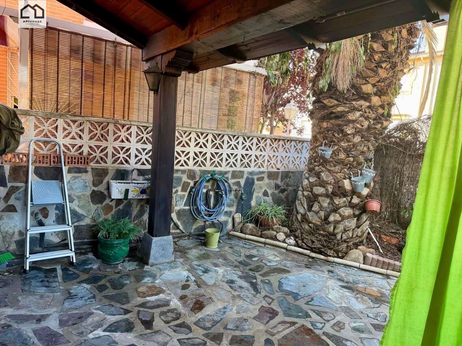 4 bedroom Villa for sale in Numancia de la Sagra with garage - € 274,999 (Ref: 9829378)