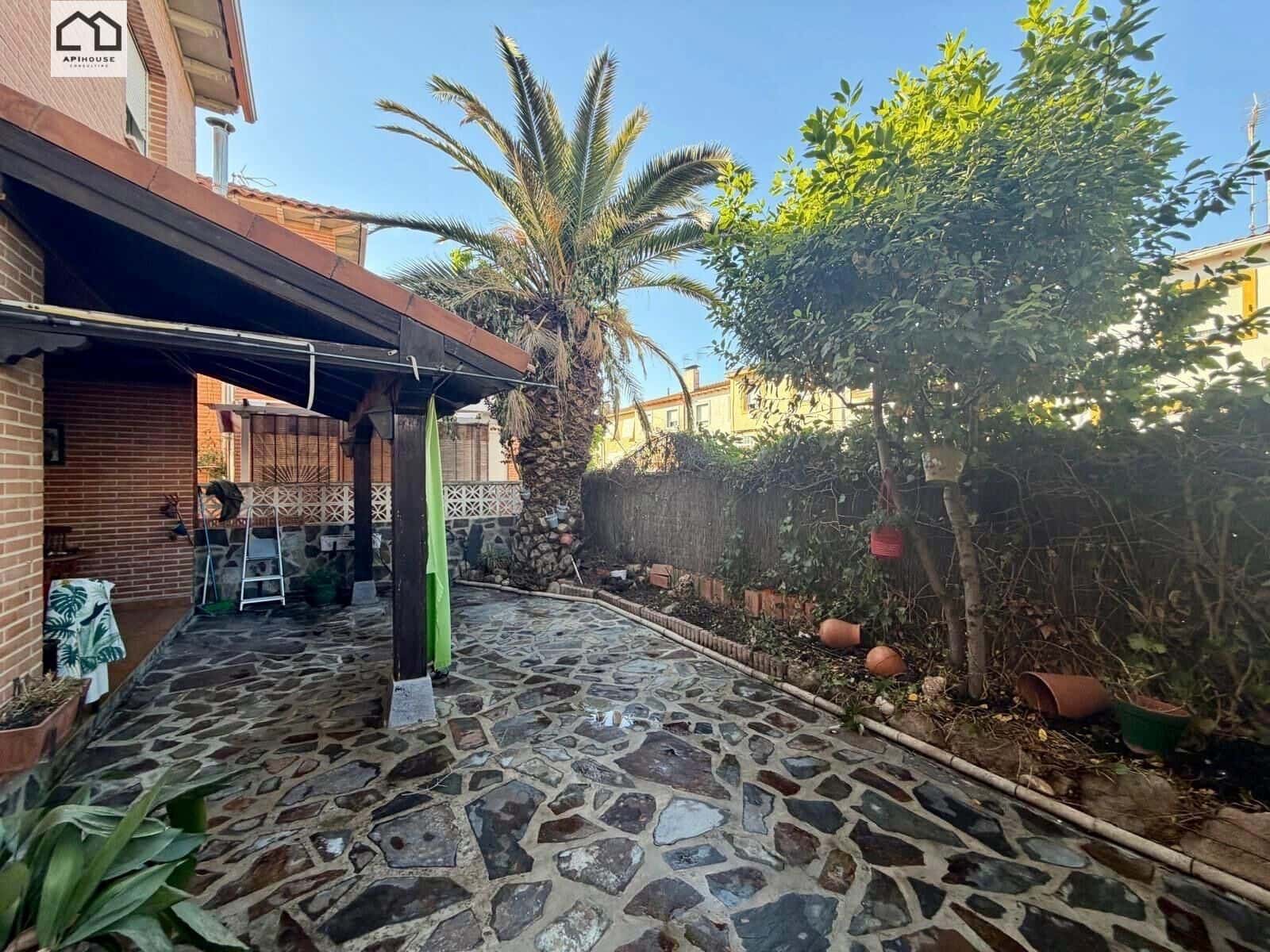 4 bedroom Villa for sale in Numancia de la Sagra with garage - € 274,999 (Ref: 9829378)