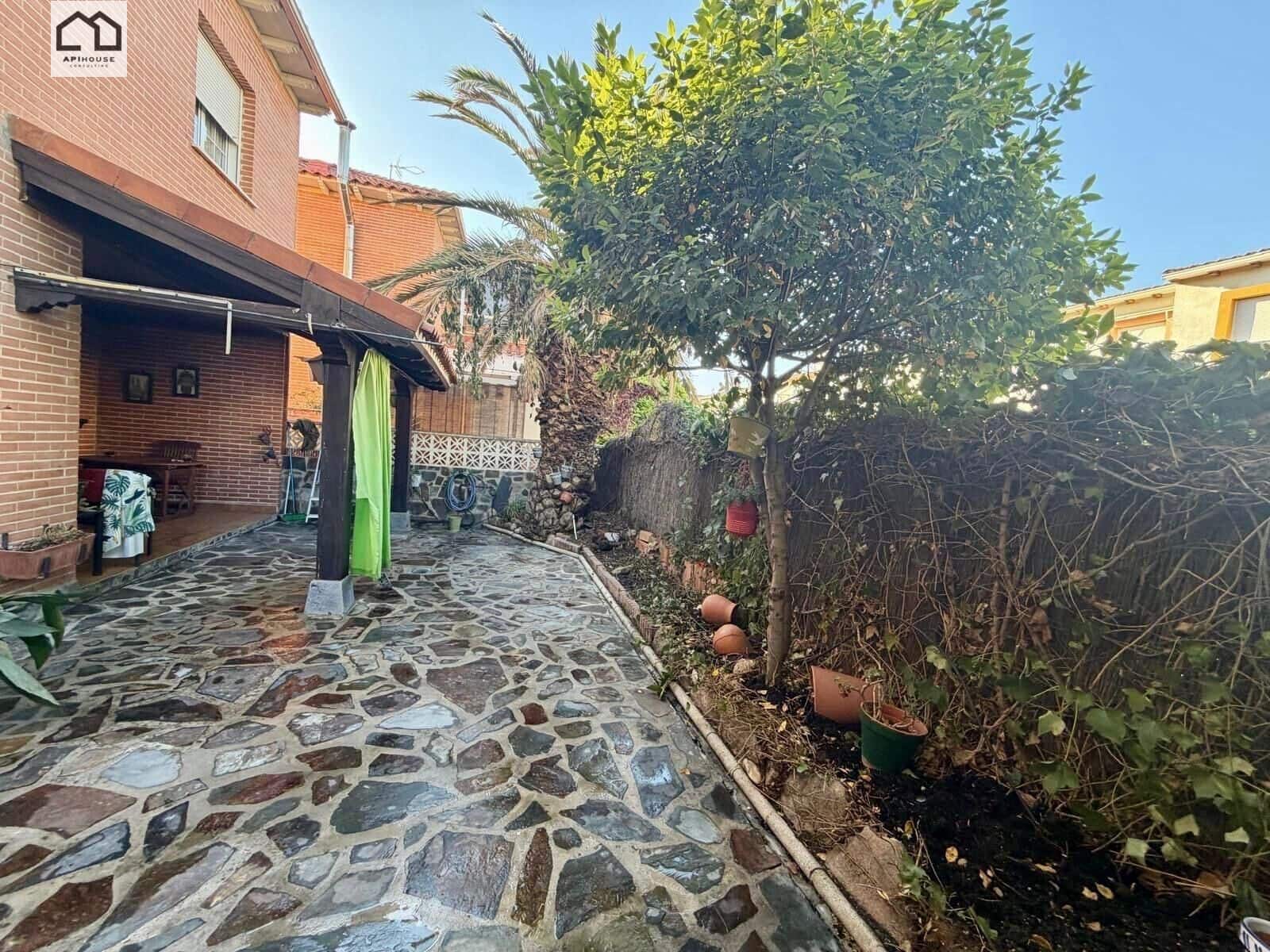 4 bedroom Villa for sale in Numancia de la Sagra with garage - € 274,999 (Ref: 9829378)