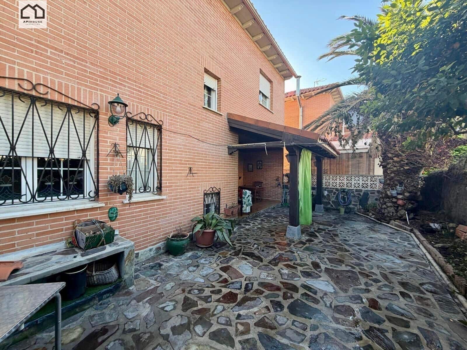 4 bedroom Villa for sale in Numancia de la Sagra with garage - € 274,999 (Ref: 9829378)