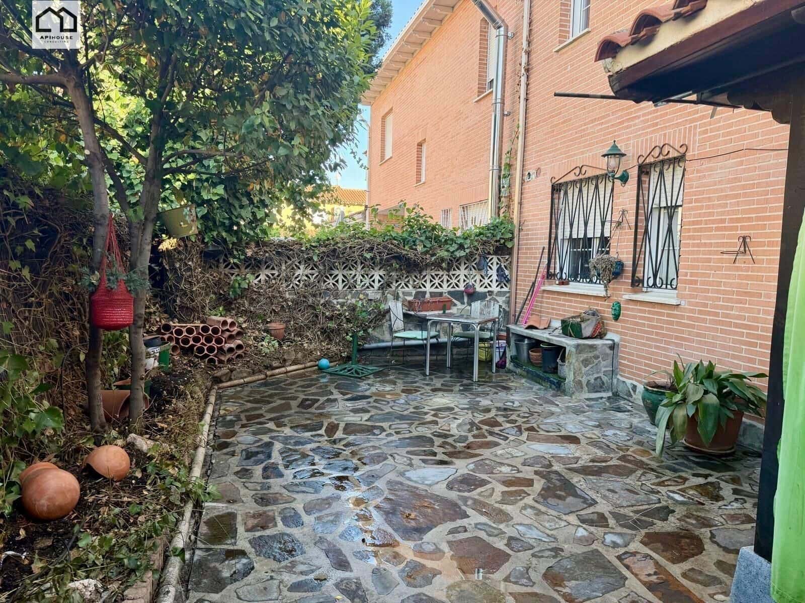 4 bedroom Villa for sale in Numancia de la Sagra with garage - € 274,999 (Ref: 9829378)