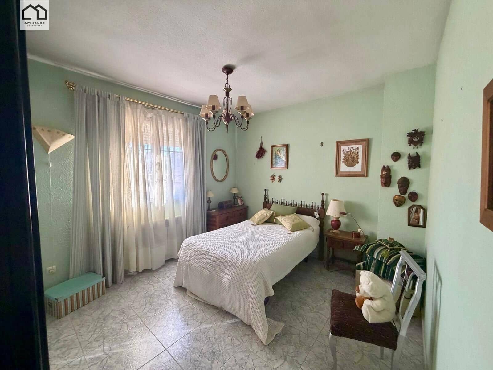 4 bedroom Villa for sale in Numancia de la Sagra with garage - € 274,999 (Ref: 9829378)