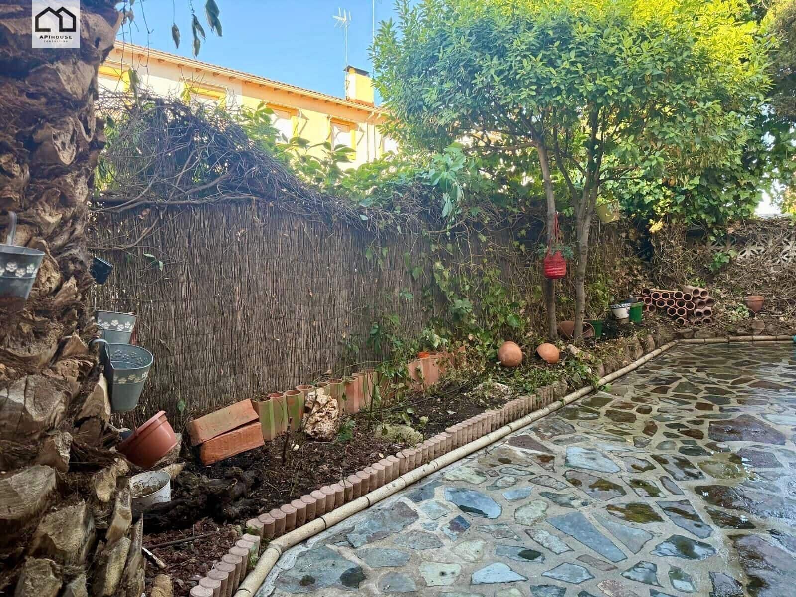 4 bedroom Villa for sale in Numancia de la Sagra with garage - € 274,999 (Ref: 9829378)