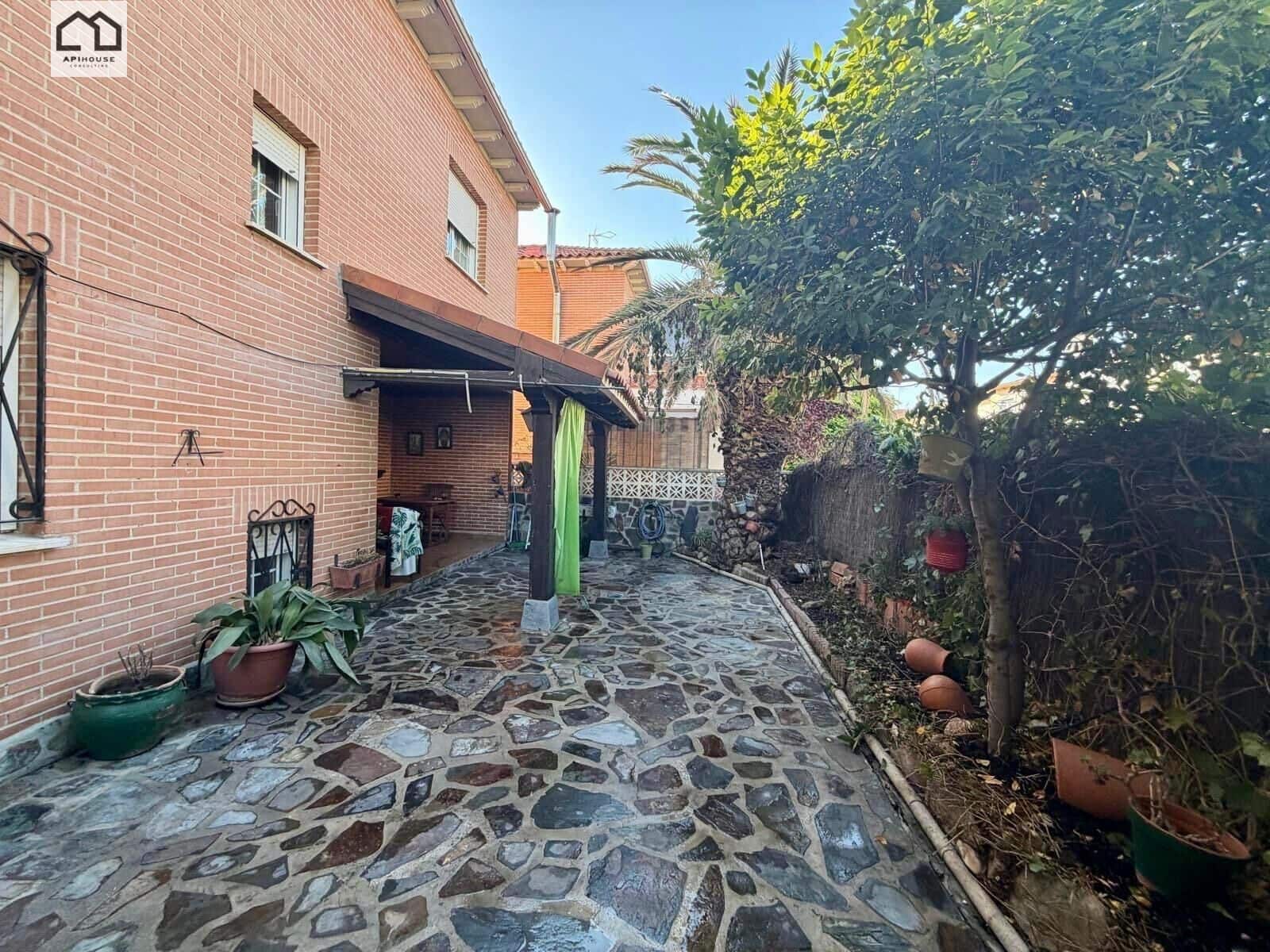 4 bedroom Villa for sale in Numancia de la Sagra with garage - € 274,999 (Ref: 9829378)