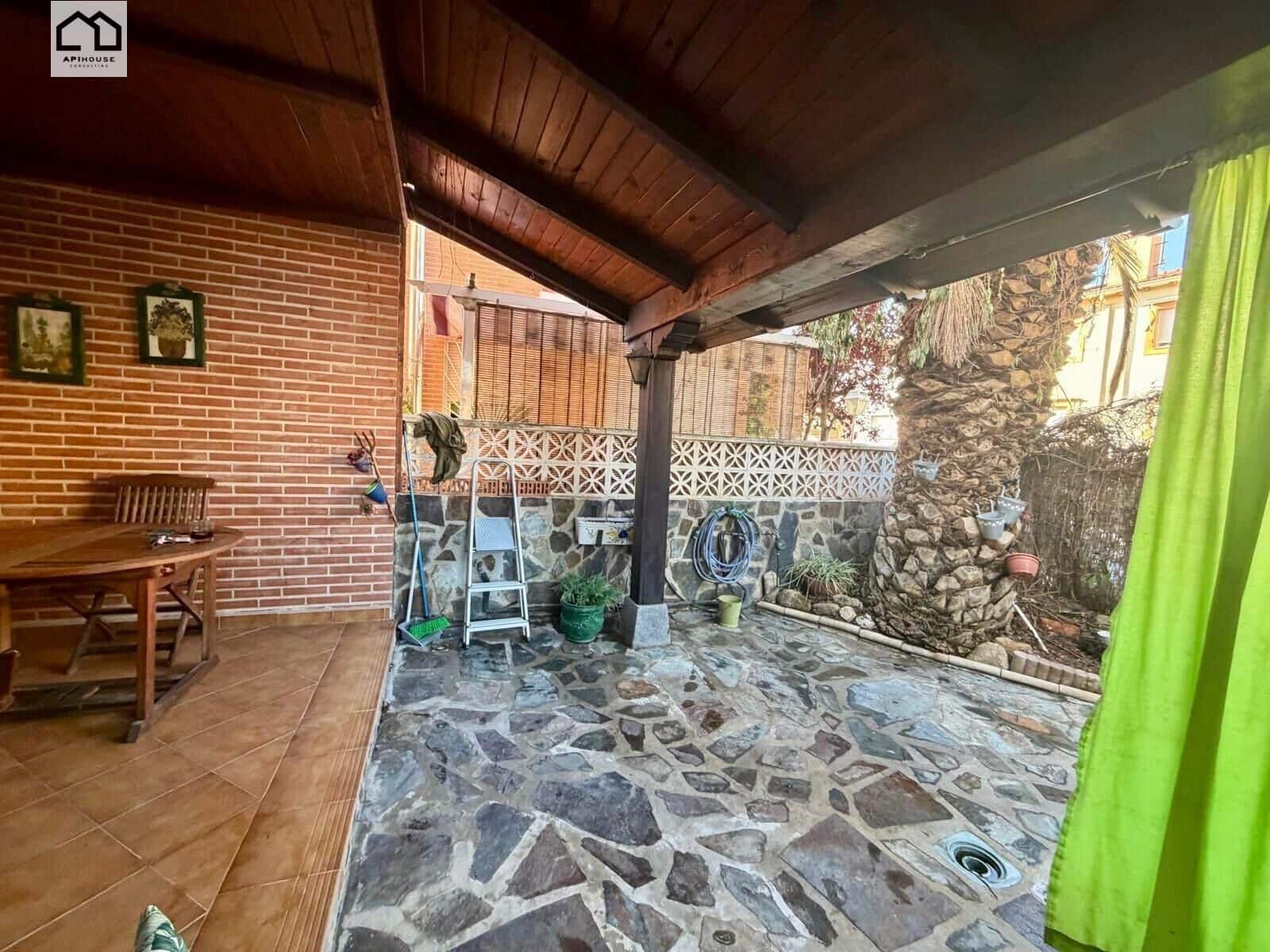 4 bedroom Villa for sale in Numancia de la Sagra with garage - € 274,999 (Ref: 9829378)