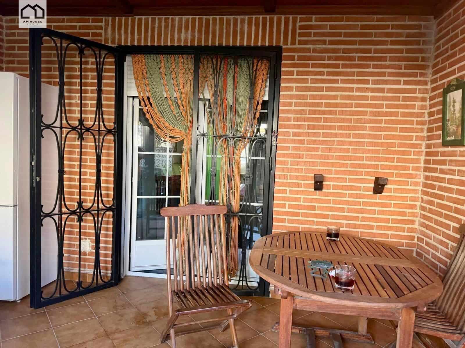4 bedroom Villa for sale in Numancia de la Sagra with garage - € 274,999 (Ref: 9829378)