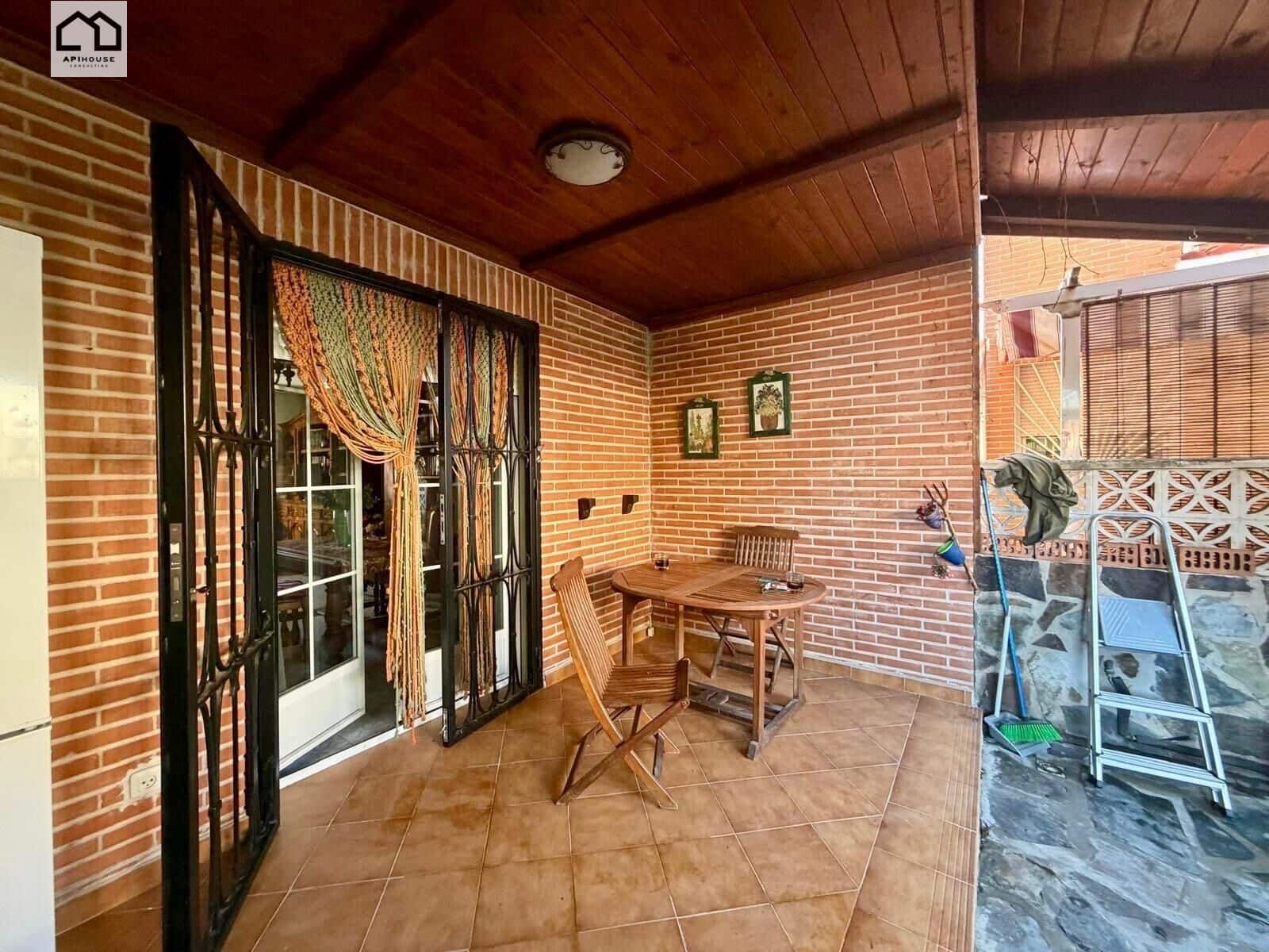 4 bedroom Villa for sale in Numancia de la Sagra with garage - € 274,999 (Ref: 9829378)