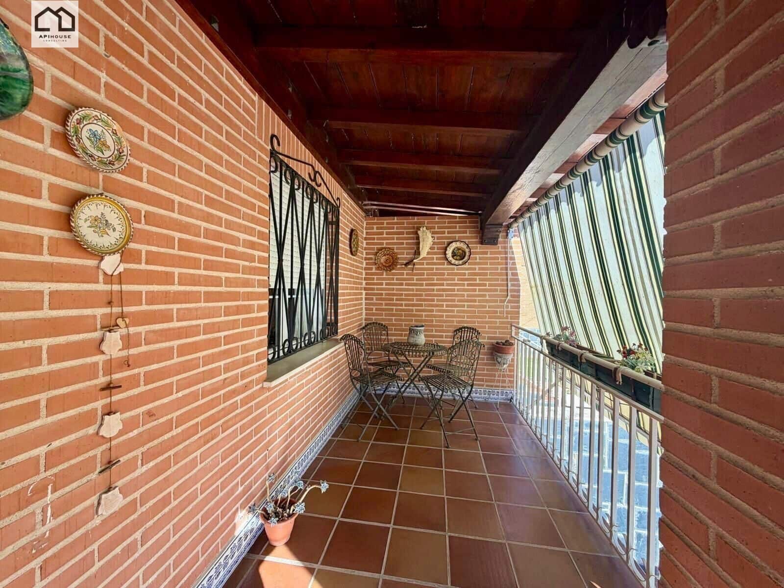 4 bedroom Villa for sale in Numancia de la Sagra with garage - € 274,999 (Ref: 9829378)