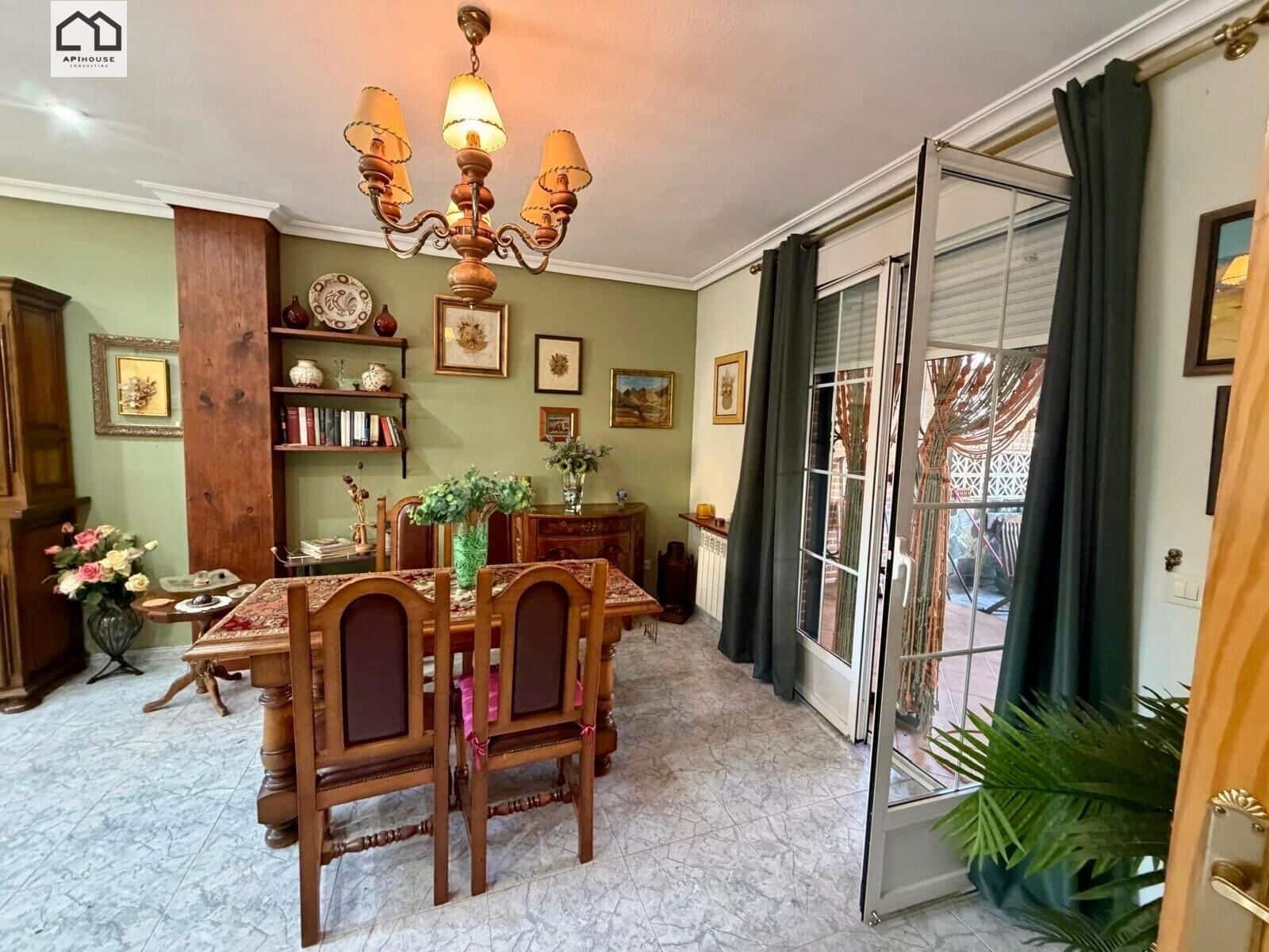 4 bedroom Villa for sale in Numancia de la Sagra with garage - € 274,999 (Ref: 9829378)