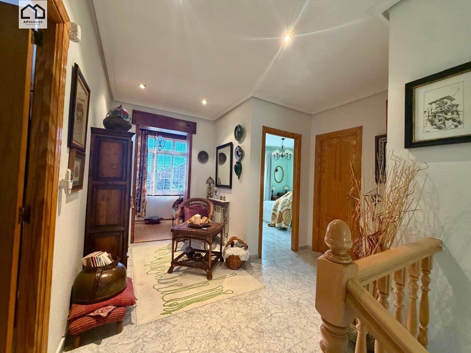 4 bedroom Villa for sale in Numancia de la Sagra with garage - € 274,999 (Ref: 9829378)