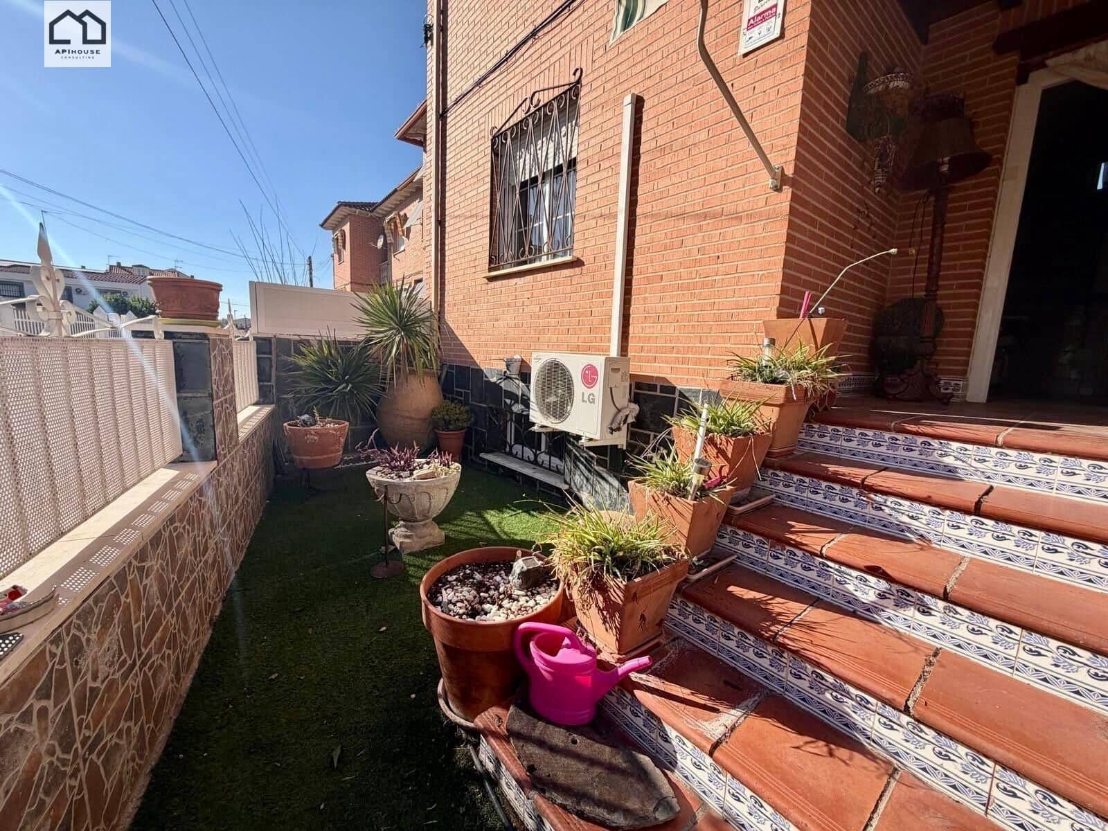4 bedroom Villa for sale in Numancia de la Sagra with garage - € 274,999 (Ref: 9829378)