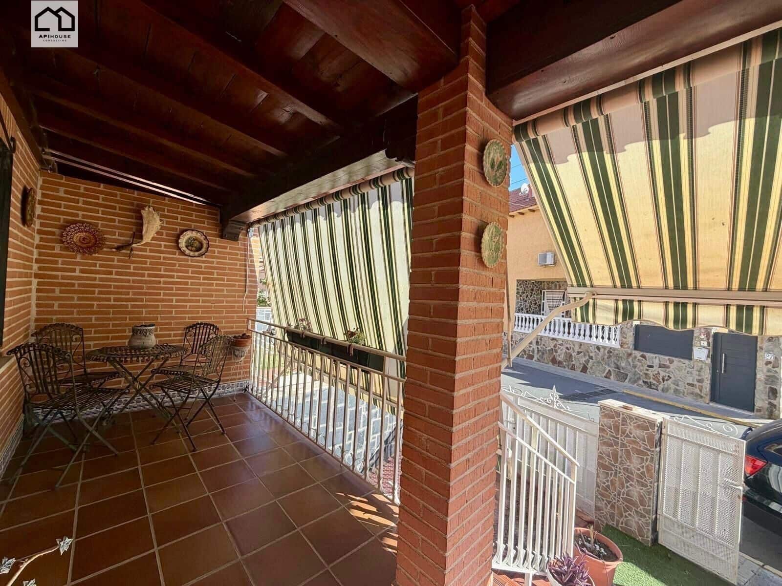4 bedroom Villa for sale in Numancia de la Sagra with garage - € 274,999 (Ref: 9829378)
