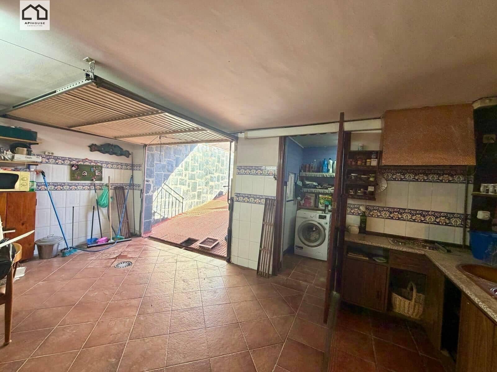4 bedroom Villa for sale in Numancia de la Sagra with garage - € 274,999 (Ref: 9829378)